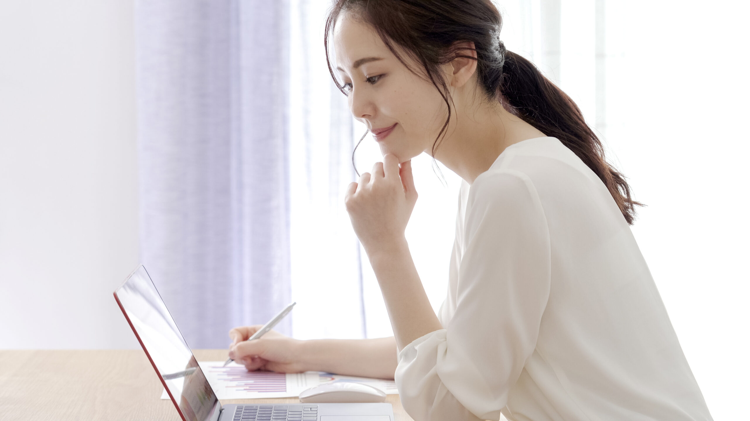 女性　パソコン