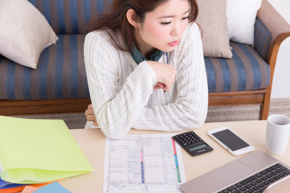 確定申告をする女性